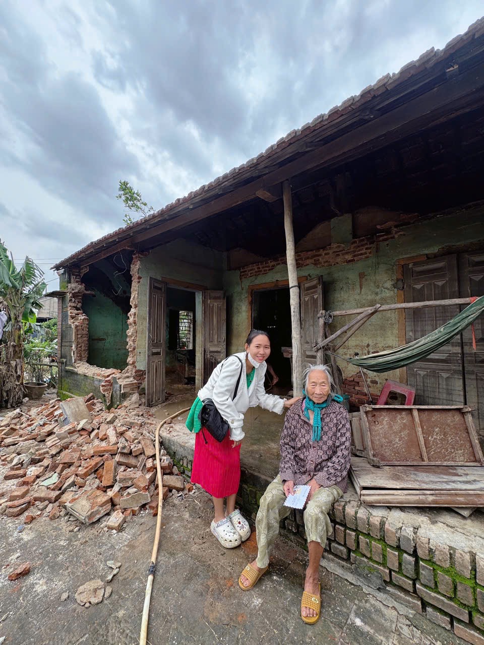 Une bénévole avec une sinistrée