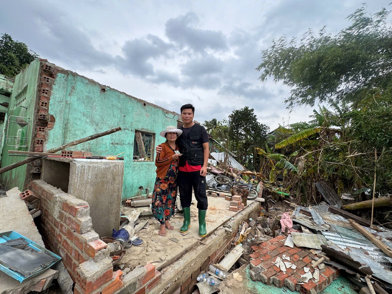 Un bénévole avec une sinistrée