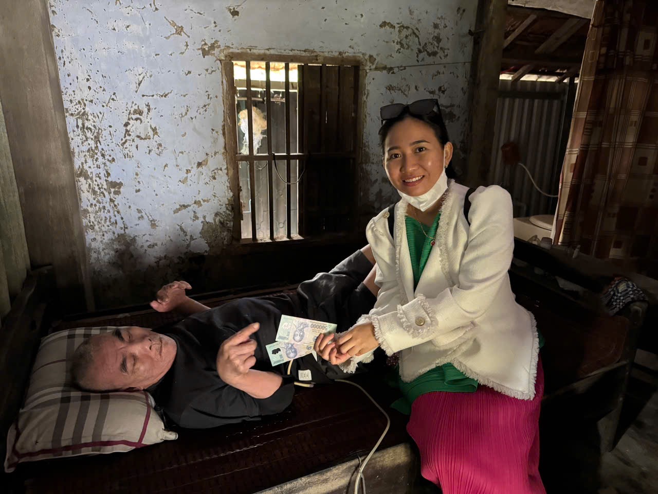 Une bénévole avec une sinistrée