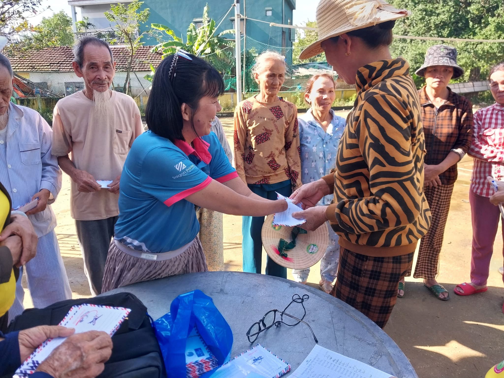 My Quyen , VNED , avec des sinistrés de la province de Quang Nam