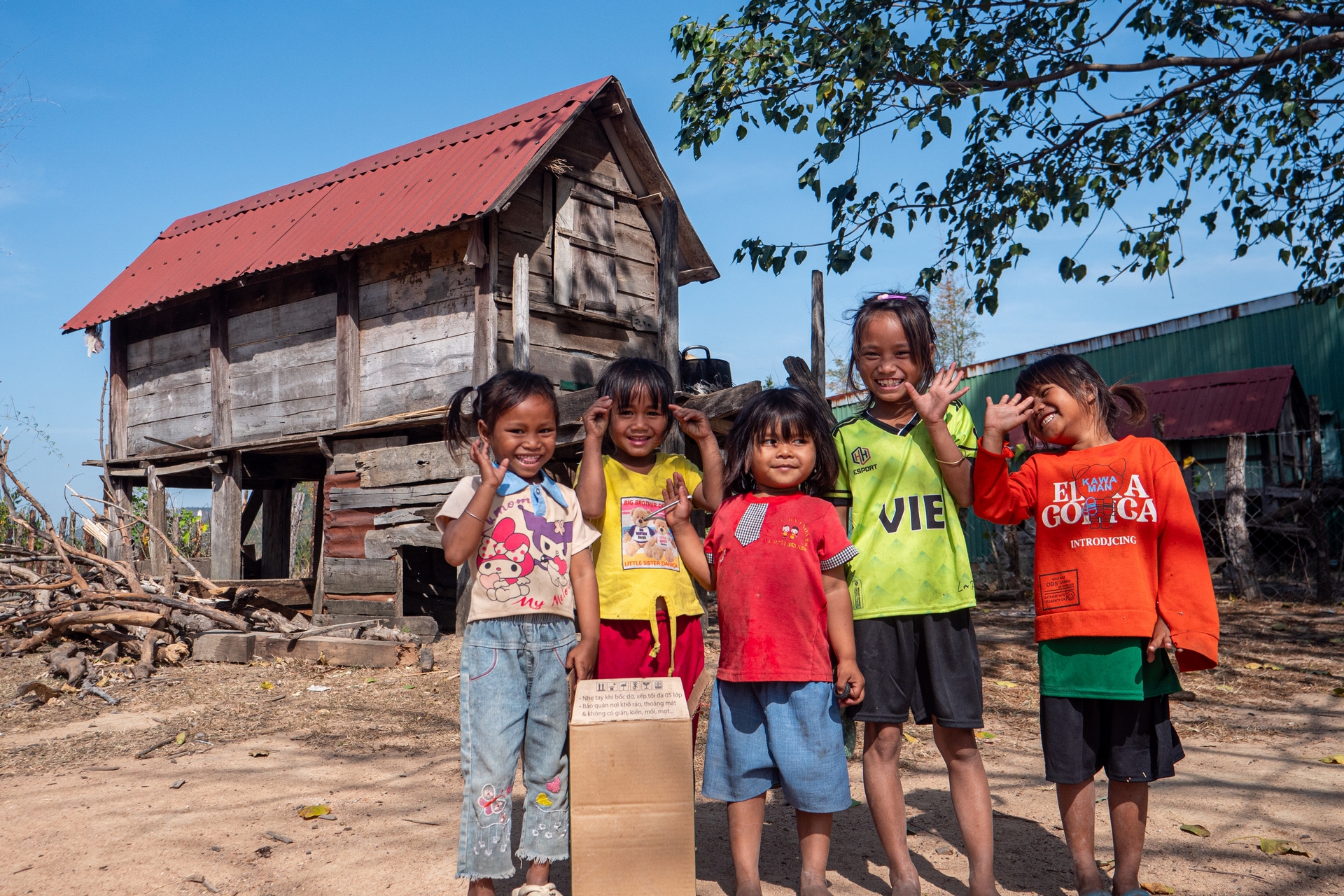 les enfants d'un village au Vietnam